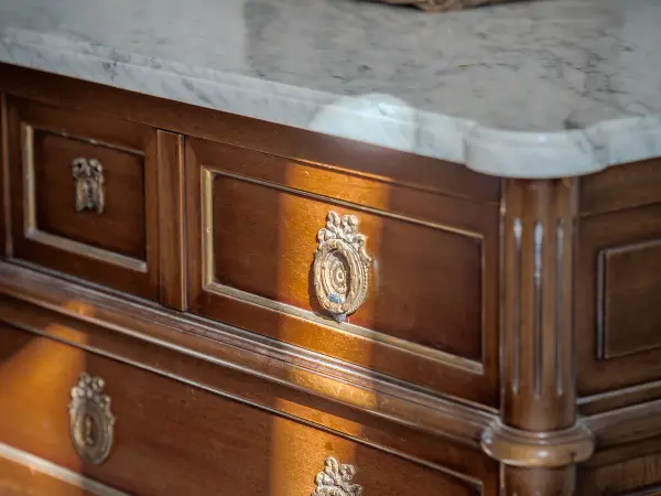 Détail d'une commode ancienne, plateau en marbre.