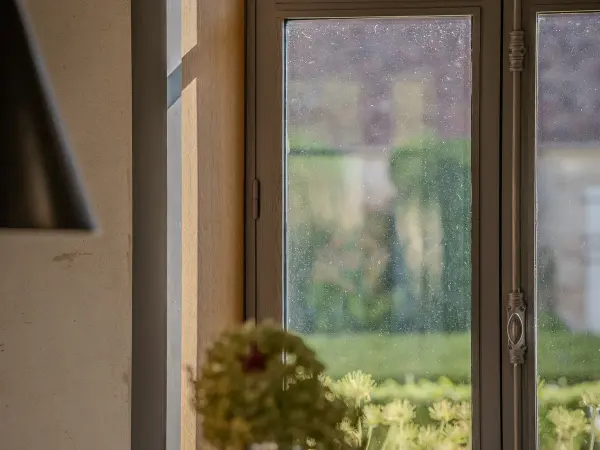 Détail d'une fenêtre ouvrant sur la cour.