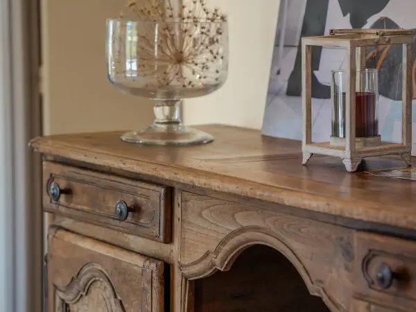 Détail de décoration sur un buffet en bois.