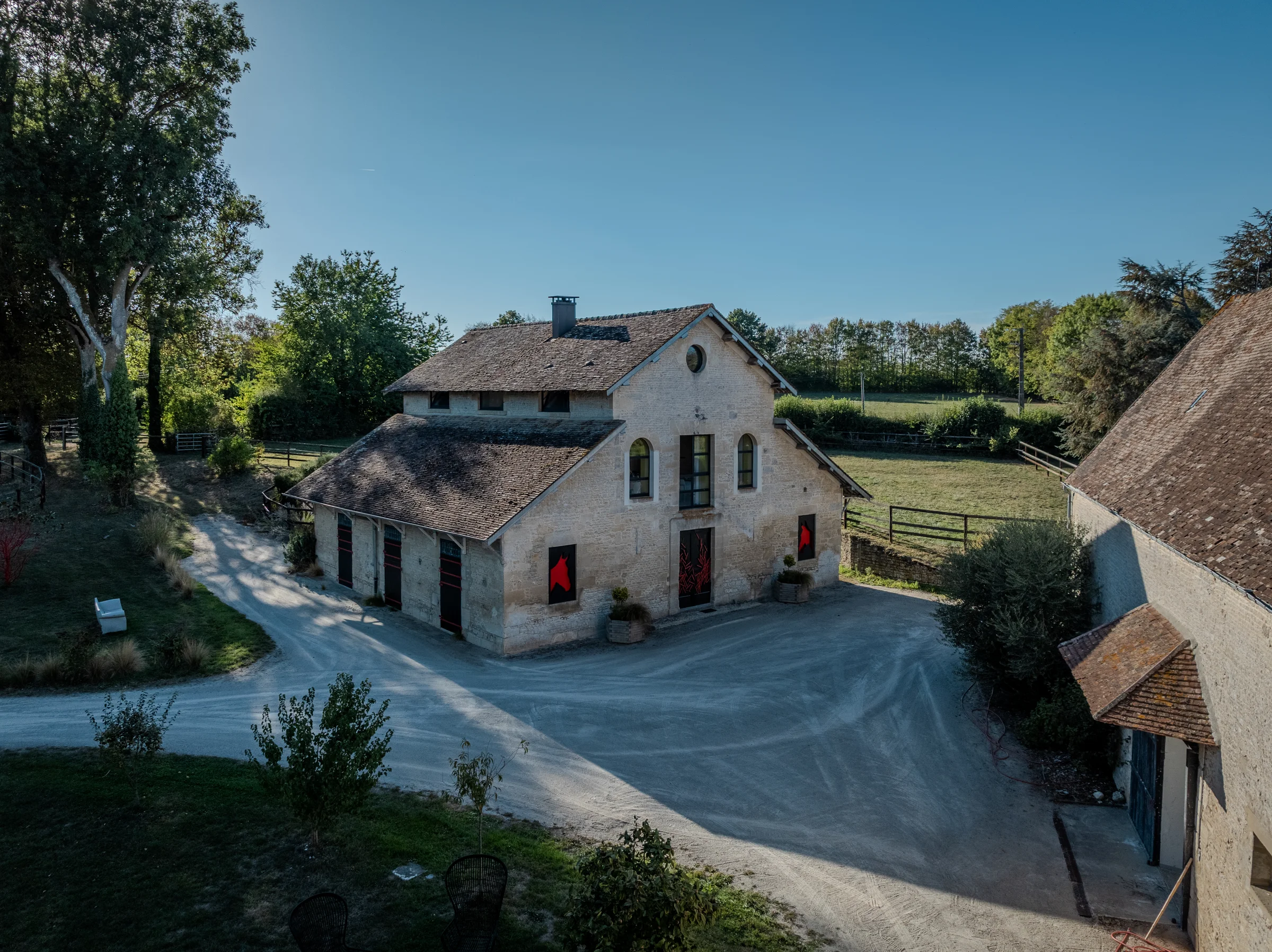 Façade du grand gîte.
