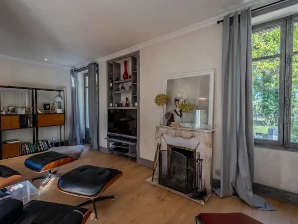 Salon avec cheminée en marbre claire.