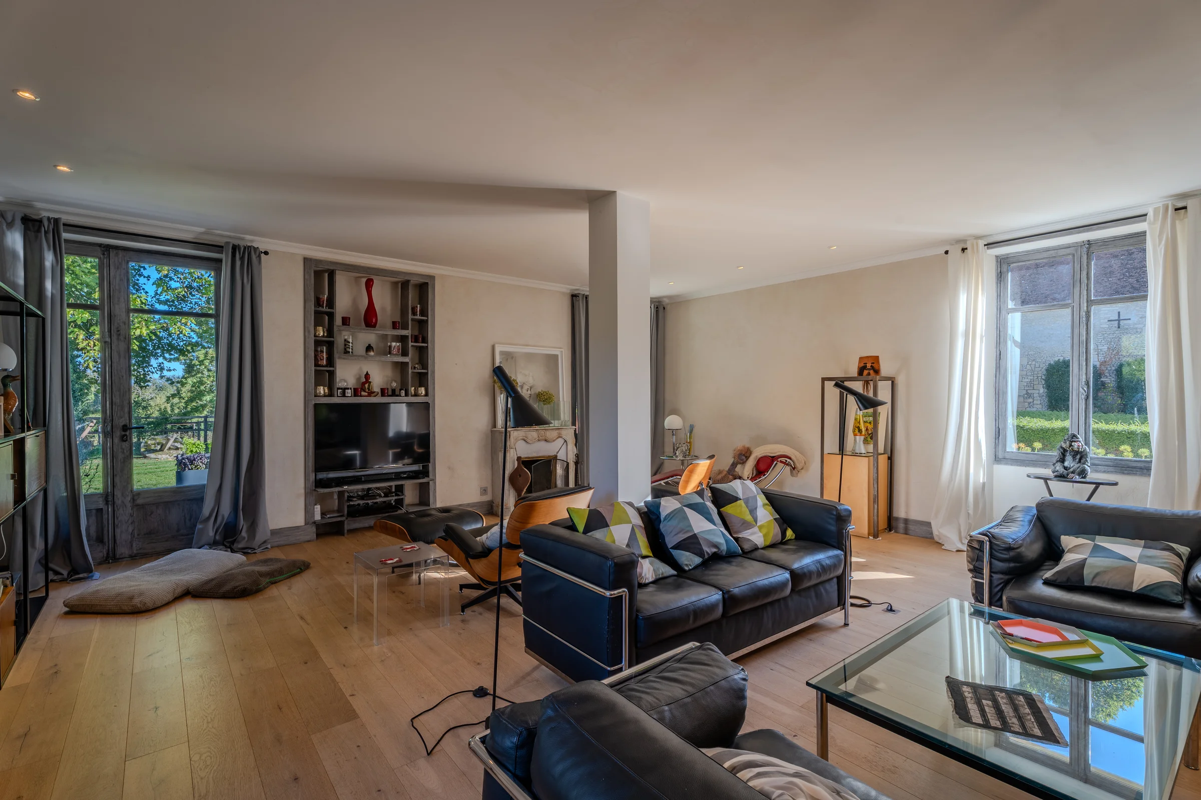 Salon, baies ouvrant sur le jardin.