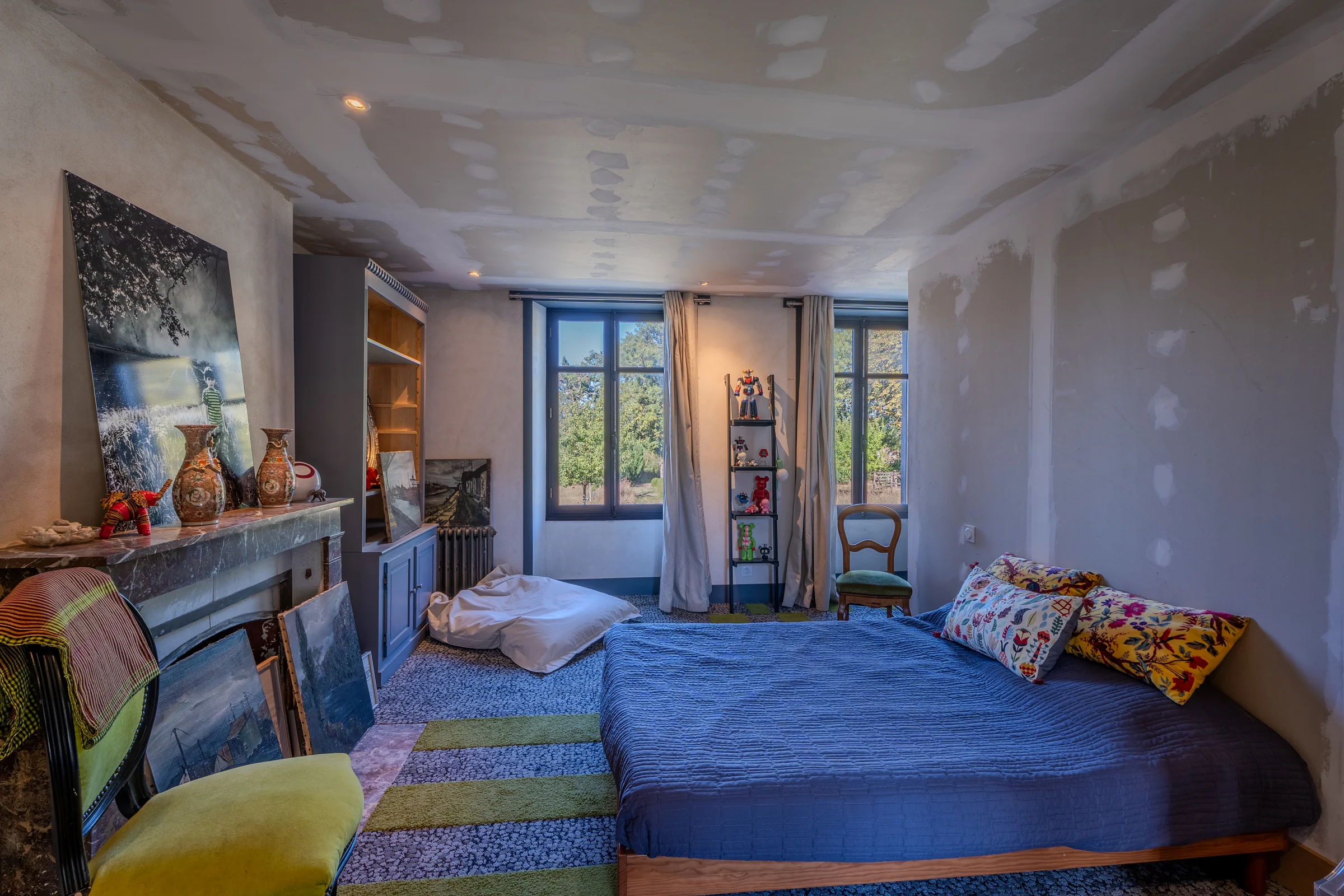 Chambre avec cheminée.