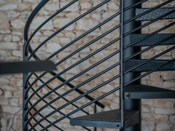 Escalier métallique en colimaçon.