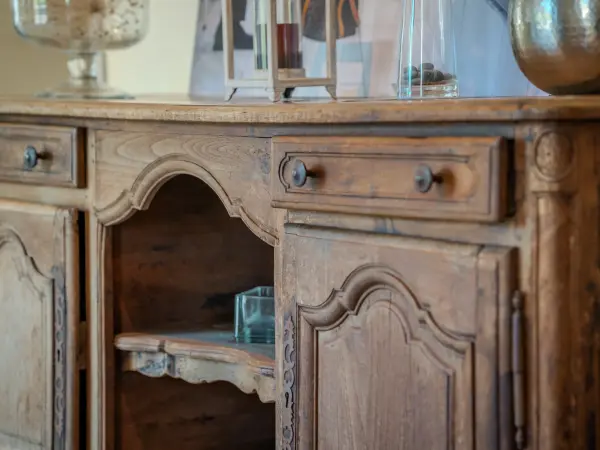Détail d'un buffet ancien en bois.