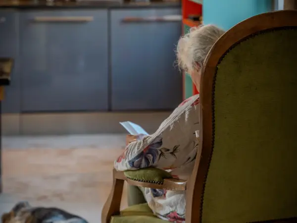 Instant de lecture à la cuisine.