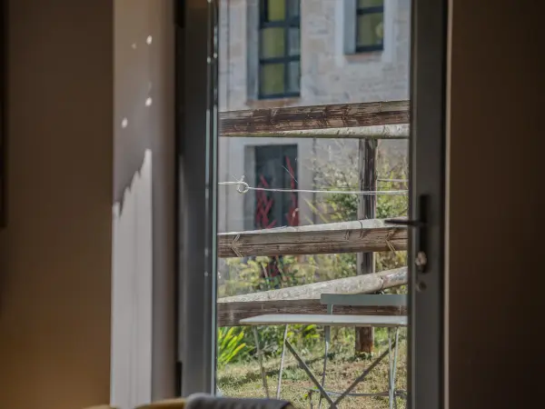 Vue sur le grand gîte depuis le salon.