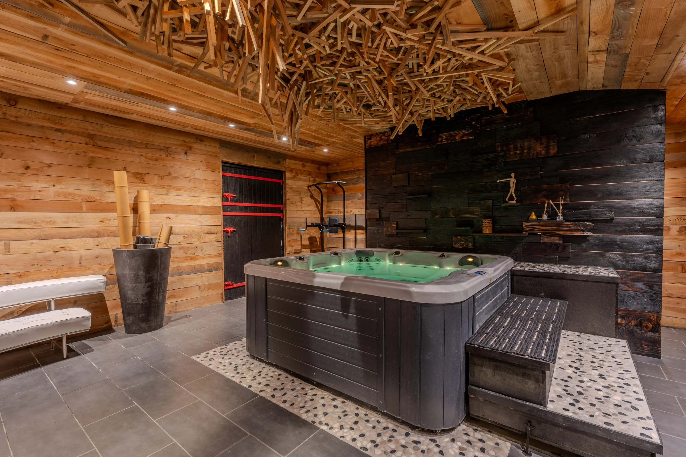 Vue d'ensemble du spa et de son plafond en bois.