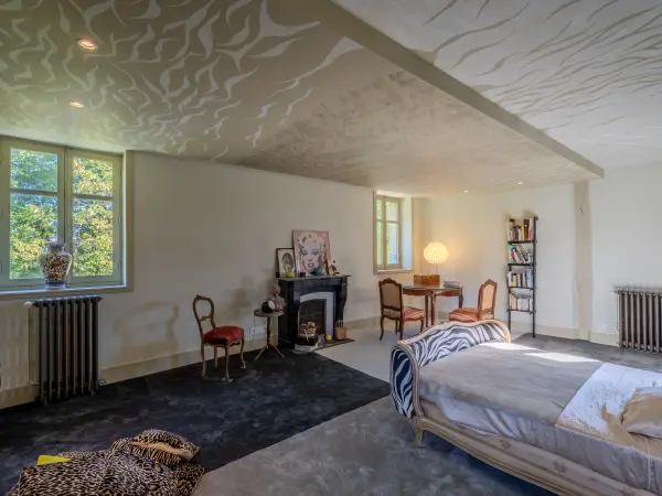 Chambre avec cheminée et coin repas.
