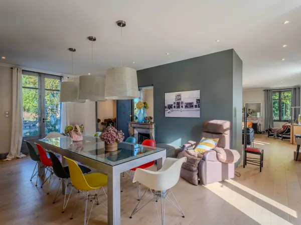Salle à manger ouverte sur le salon.