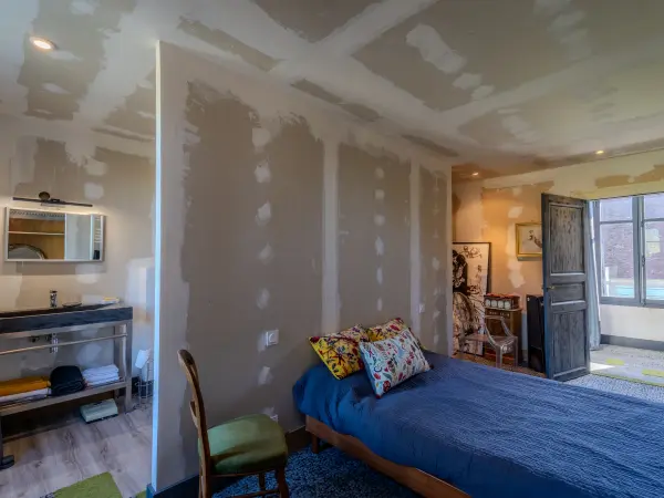 Chambre avec vue sur l'extérieur.