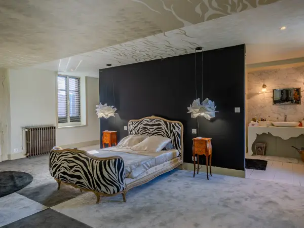 Chambre et salle de bains ouverte.