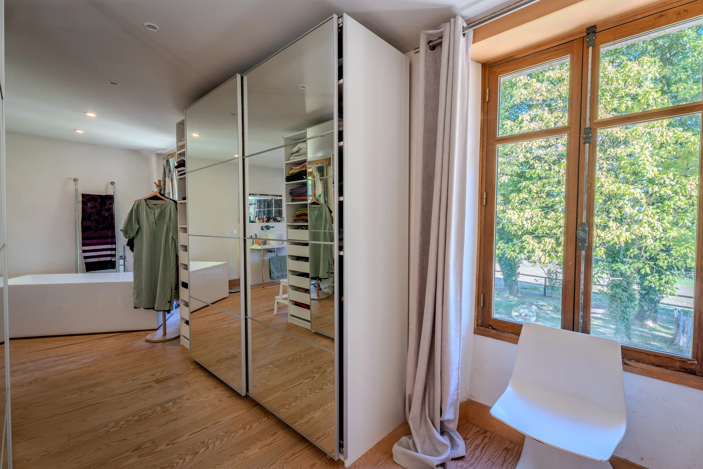 Dressing avec portes coulissantes miroitées.