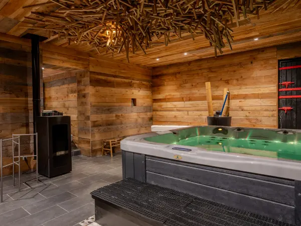 Spa avec poêle à bois et jacuzzi.