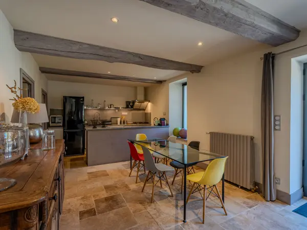 Salle à manger sous poutres apparentes.