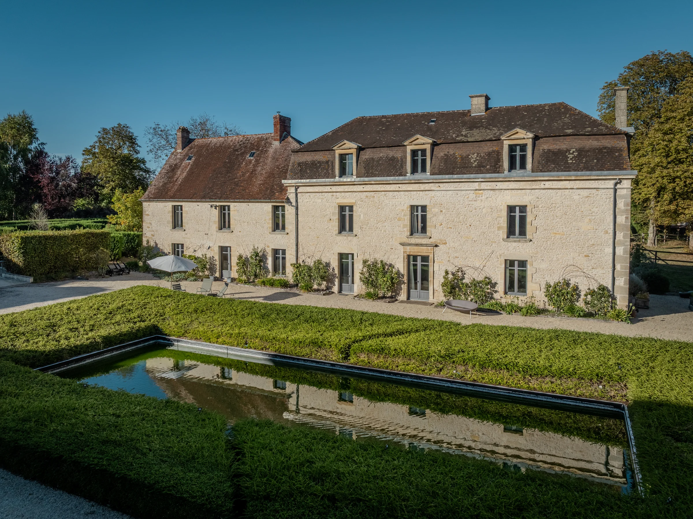 Le manoir et son bassin.