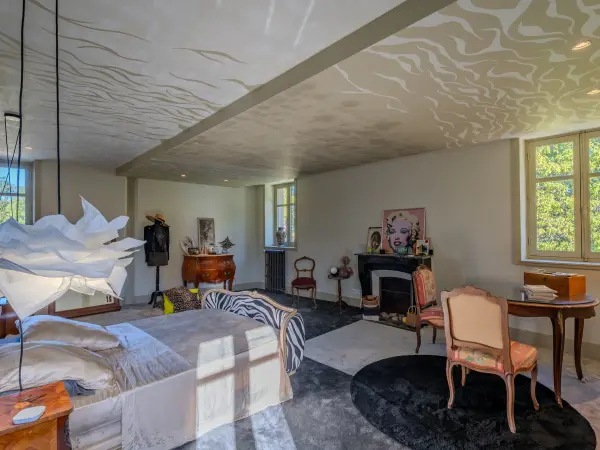 Chambre avec cheminée.