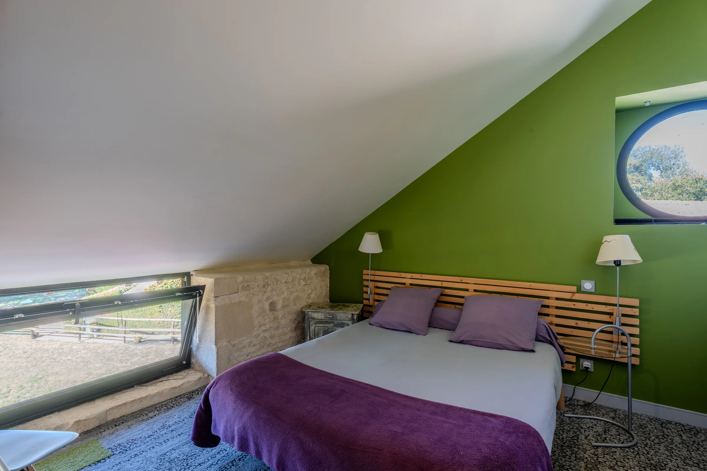 Chambre double sous combles, et fenêtre ouvrant sur l'extérieur.