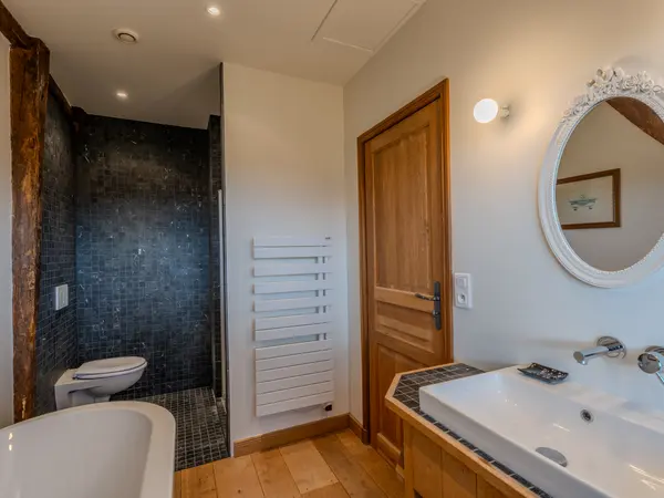 Salle de bains, douche à l'italienne et double vasque.