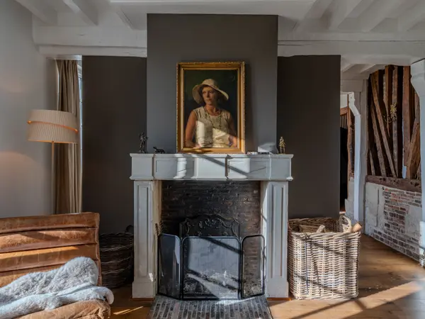 Cheminée en marbre du salon, détail du manteau et du foyer en brique.