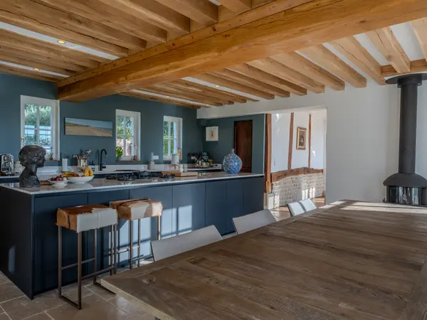 Cuisine ouverte sur salle à manger, enfilade vers les pièces voisines.