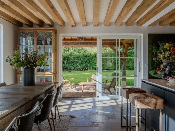 Salle à vivre ouverte sur la terrasse par une large baie coulissante.