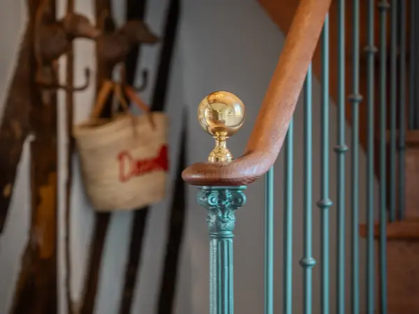 Départ de rampe d'escalier en bois et fer peint.
