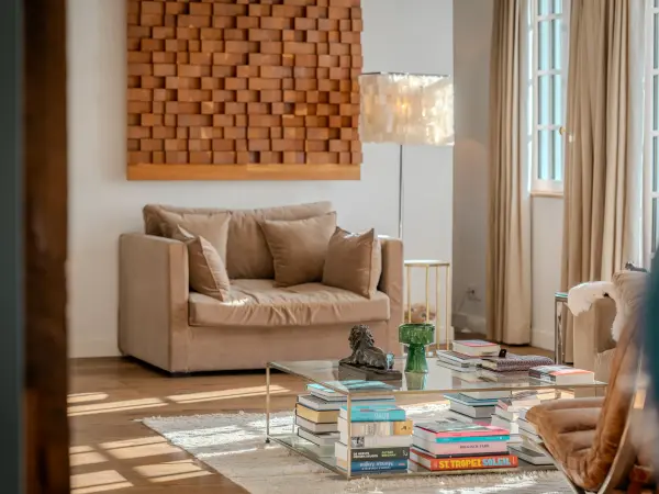 Salon avec panneau mural en bois et fenêtres à petits carreaux.