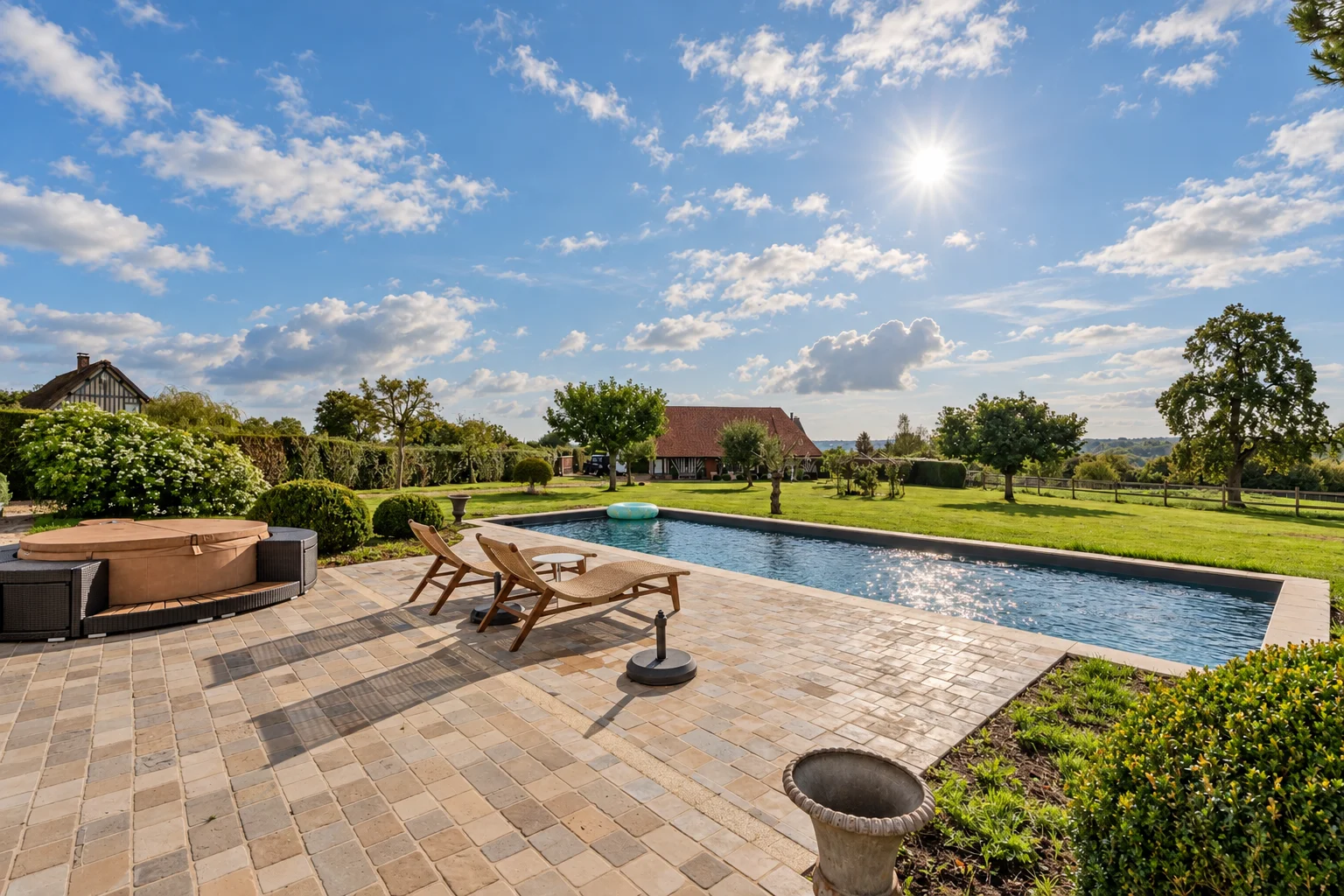 Terrasse et piscine avec vue sur la campagne environnante.