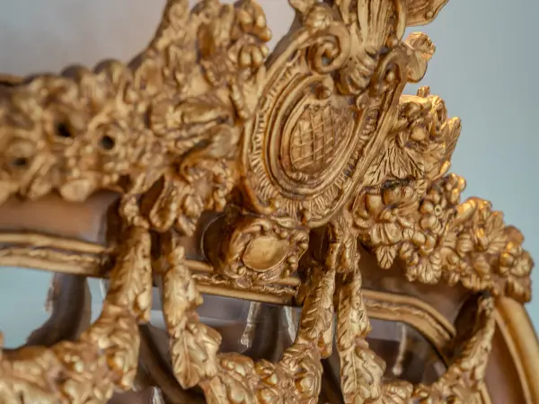 Détail de cadre doré sculpté.