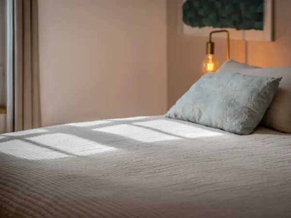 Chambre baignée de lumière naturelle.
