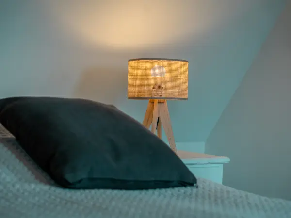 Chambre mansardée sous rampant de toiture.