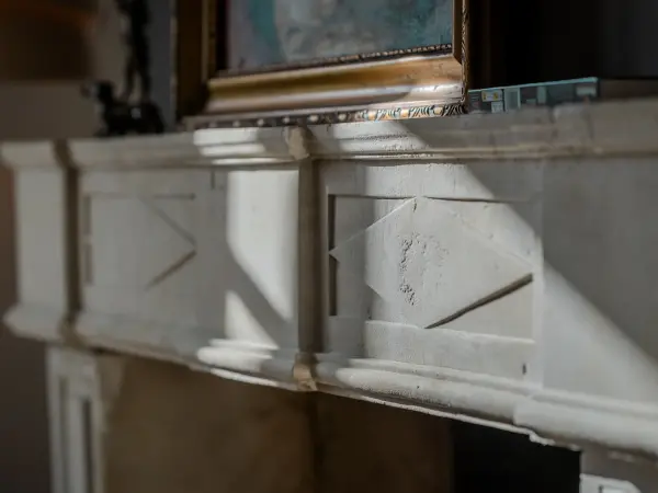 Cheminée en pierre sculptée.