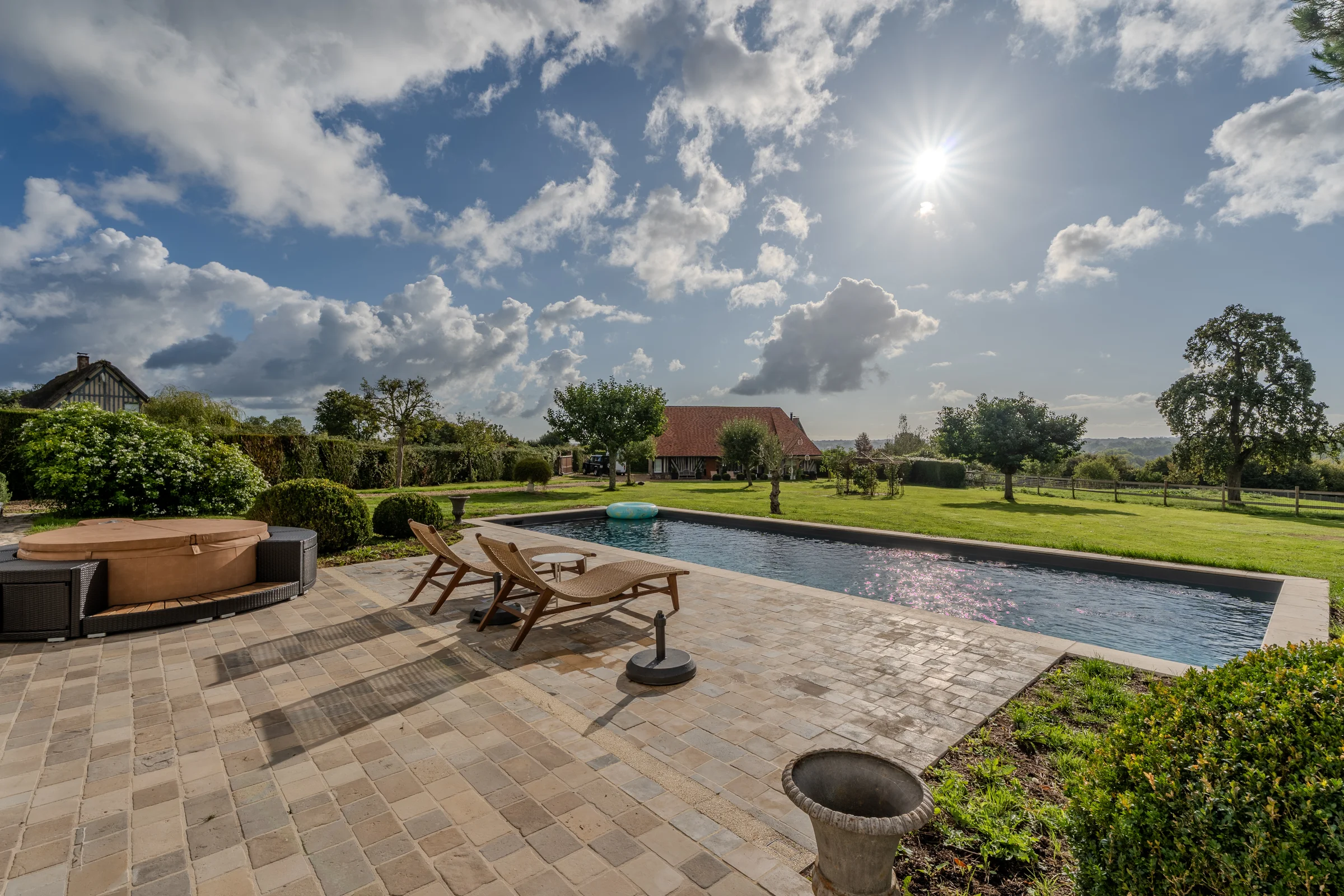 Jardin et piscine avec vue dégagée sur la campagne.