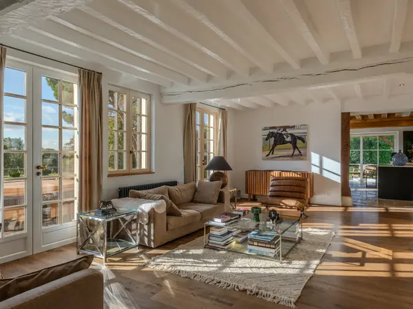 Le salon clair aux multiples ouvertures, prolongé par une enfilade de pièces.