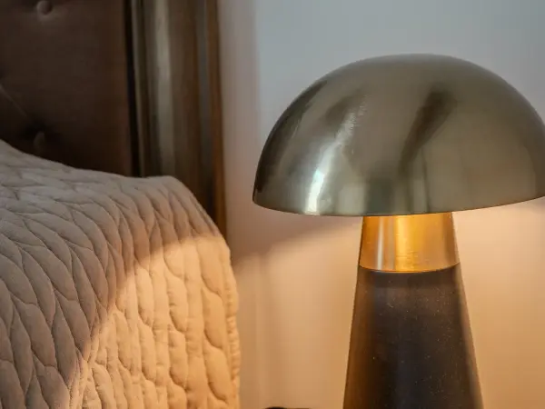 Chambre, tête de lit capitonnée.