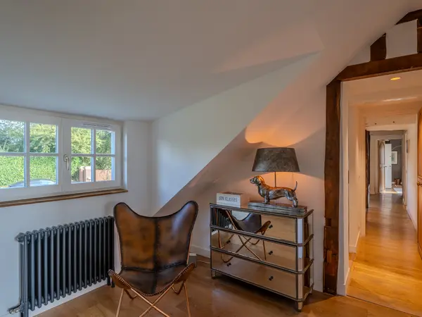 Palier sous charpente apparente, parquet en chevrons.
