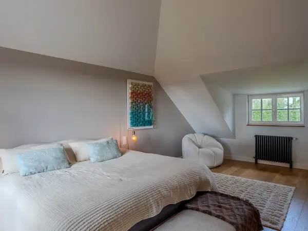 Chambre, fenêtre à petits carreaux.