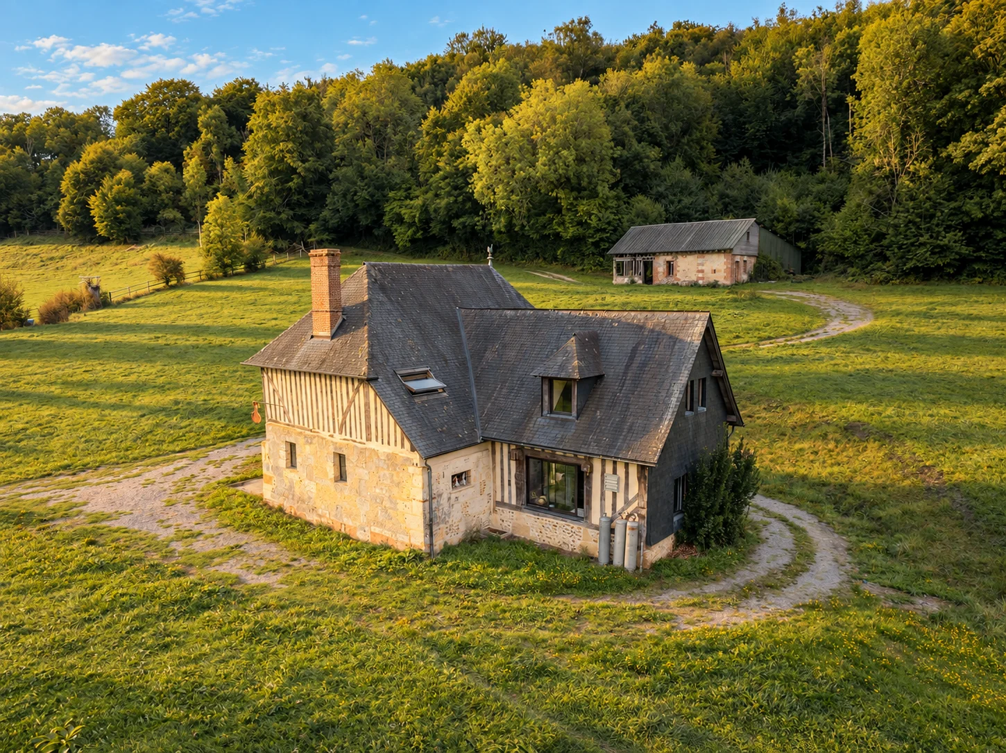 Façade de la maison principale, avec la dépendance en arrière-plan.