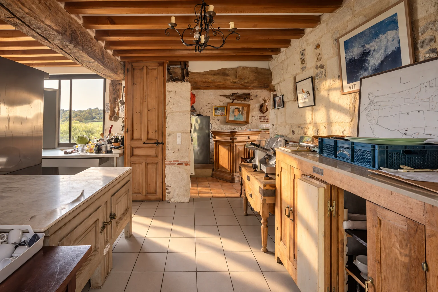 Entrée avec mobilier en bois et poutres apparentes.