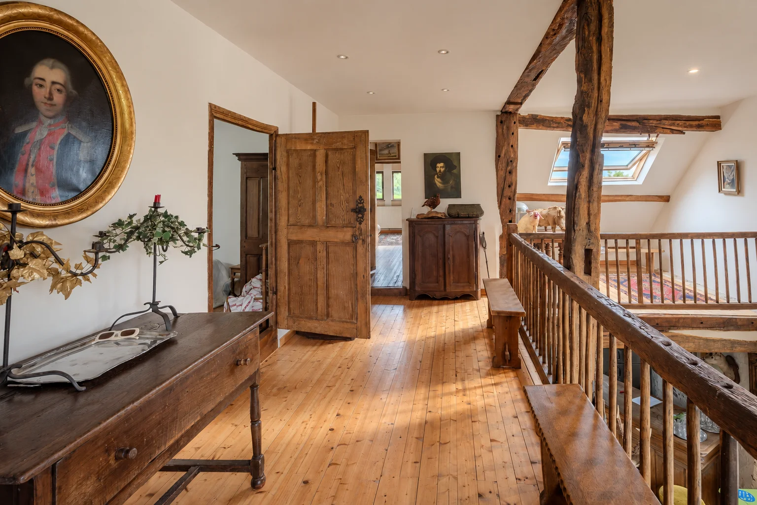 Mezzanine : couloir de circulation, parquet ancien.
