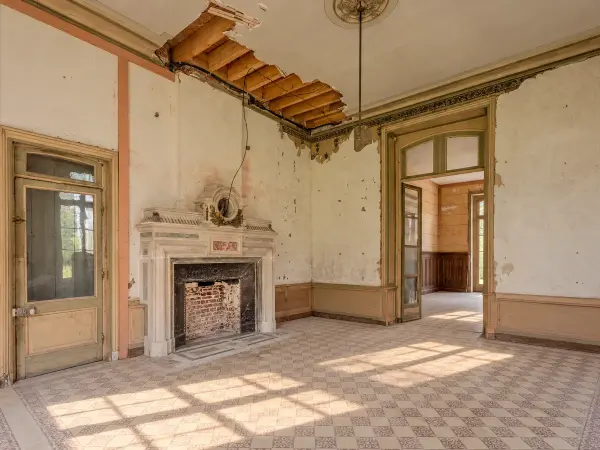 Pièce avec cheminée en marbre.
