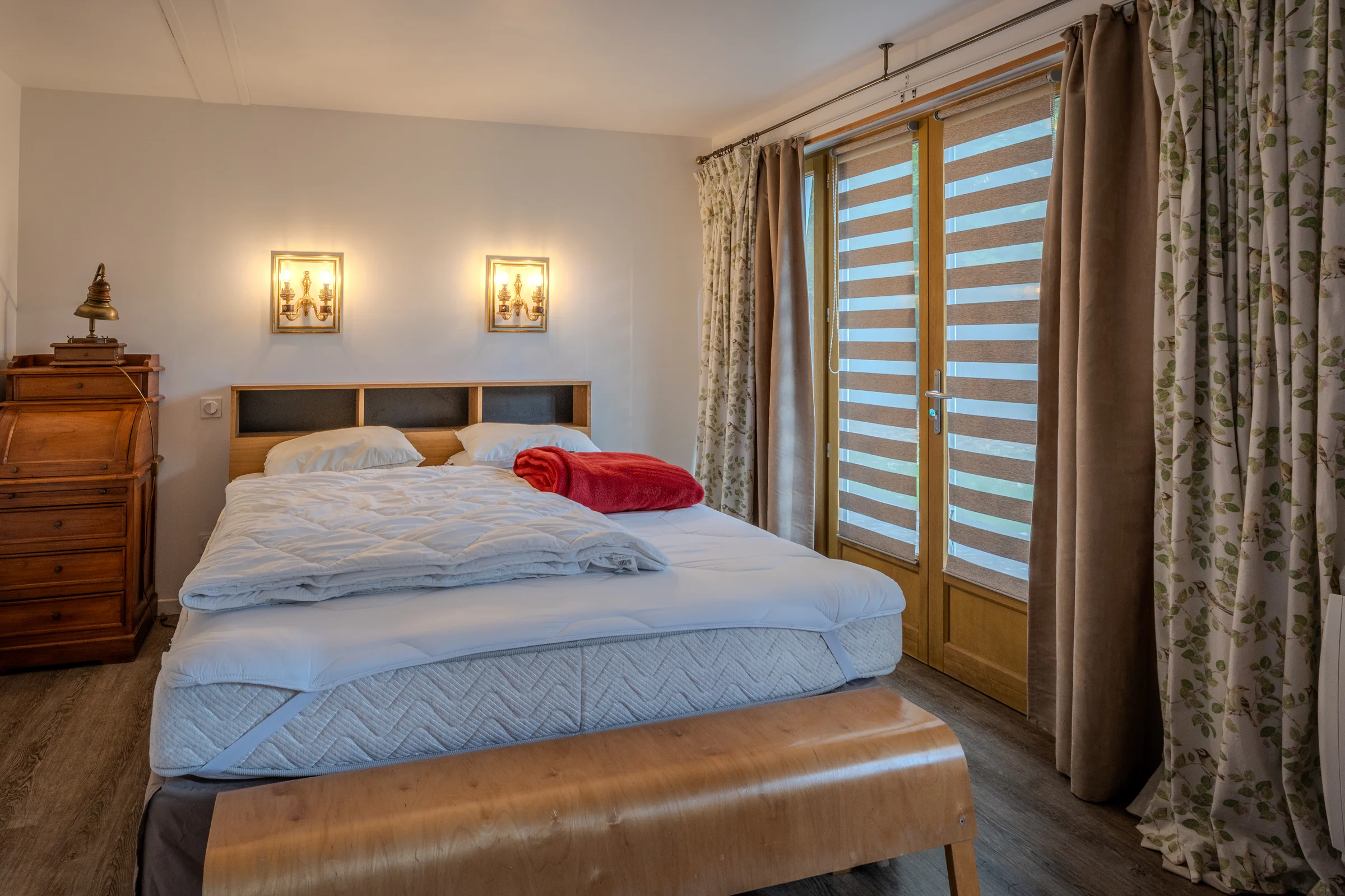 Chambre, porte fenêtre donnant sur l'extérieur.