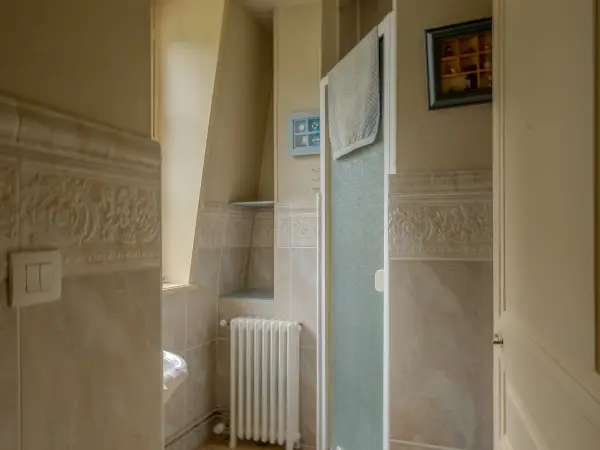 Salle de bains sous comble, carrelage à frise.
