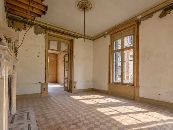 Petit salon, sol en carreaux de ciment.