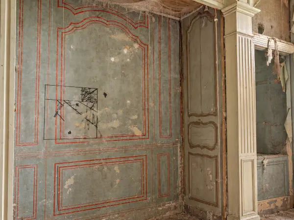 Détail d'un panneau peint à filets, décor mural ancien en angle de chambre à alcove.