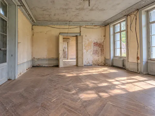 Grand salon en enfilade, porte à double vantail.