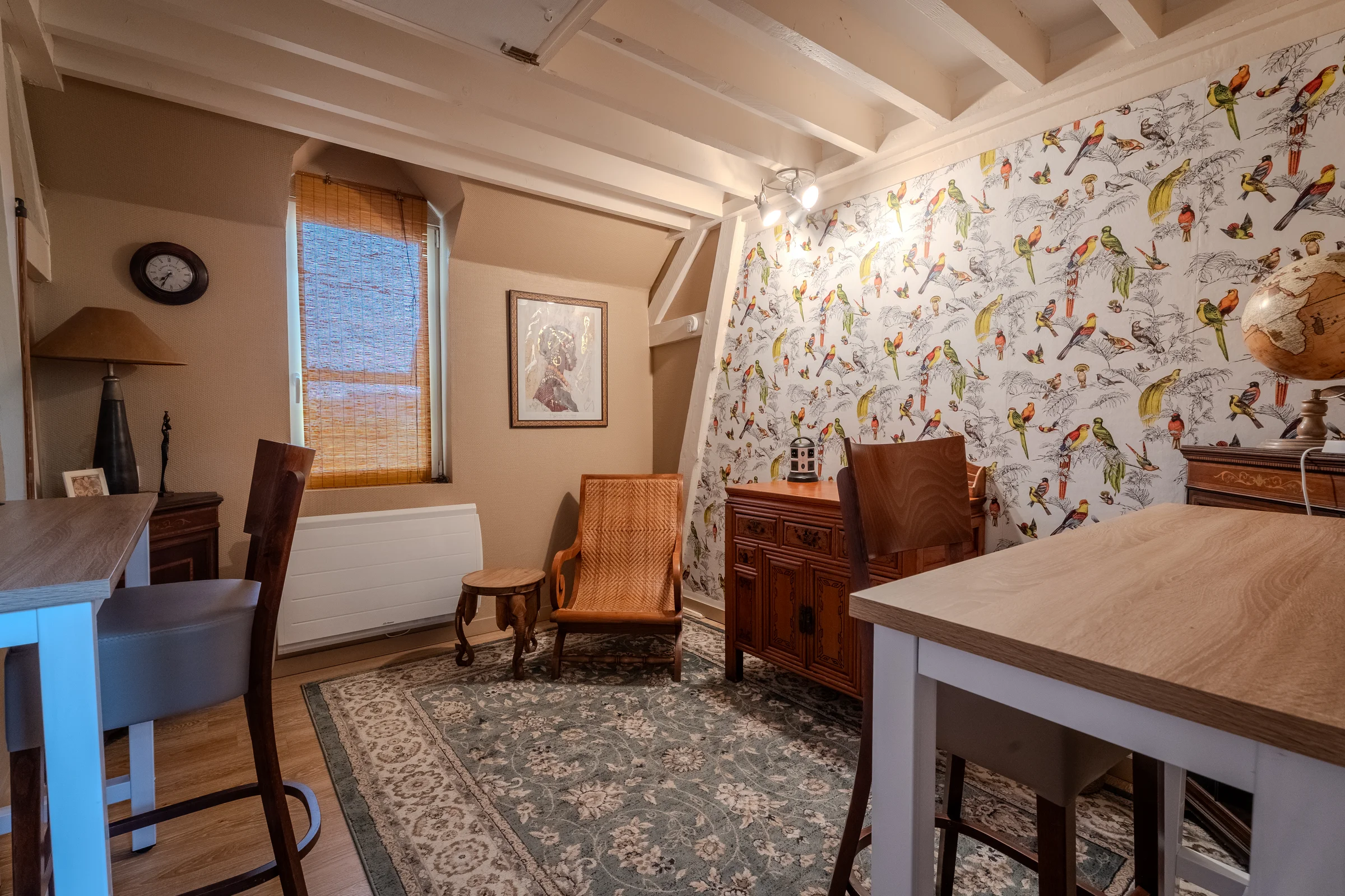 Bureau sous charpente apparente, papier peint à motif d'oiseaux.