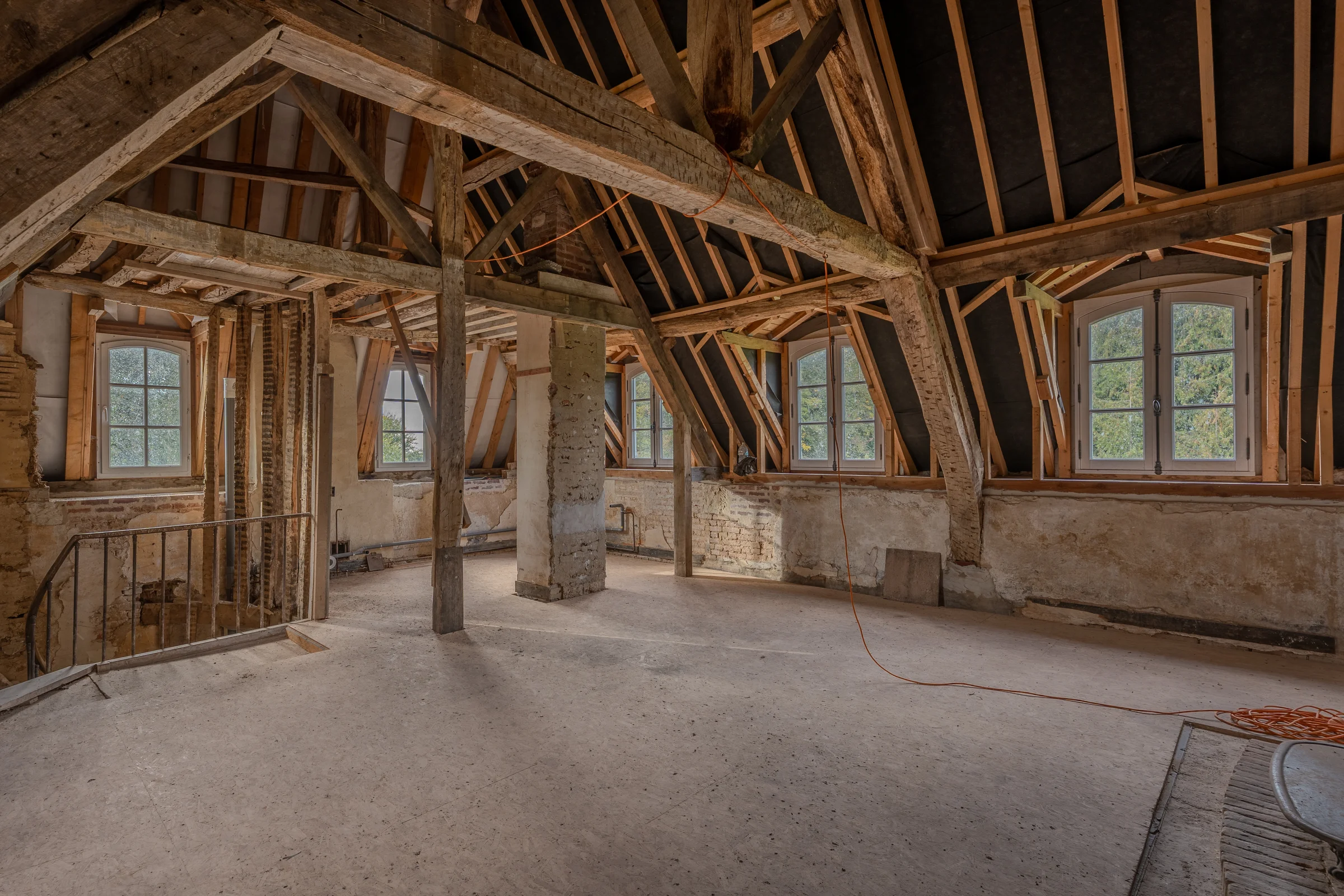 Comble sous charpente, structure apparente avant travaux.