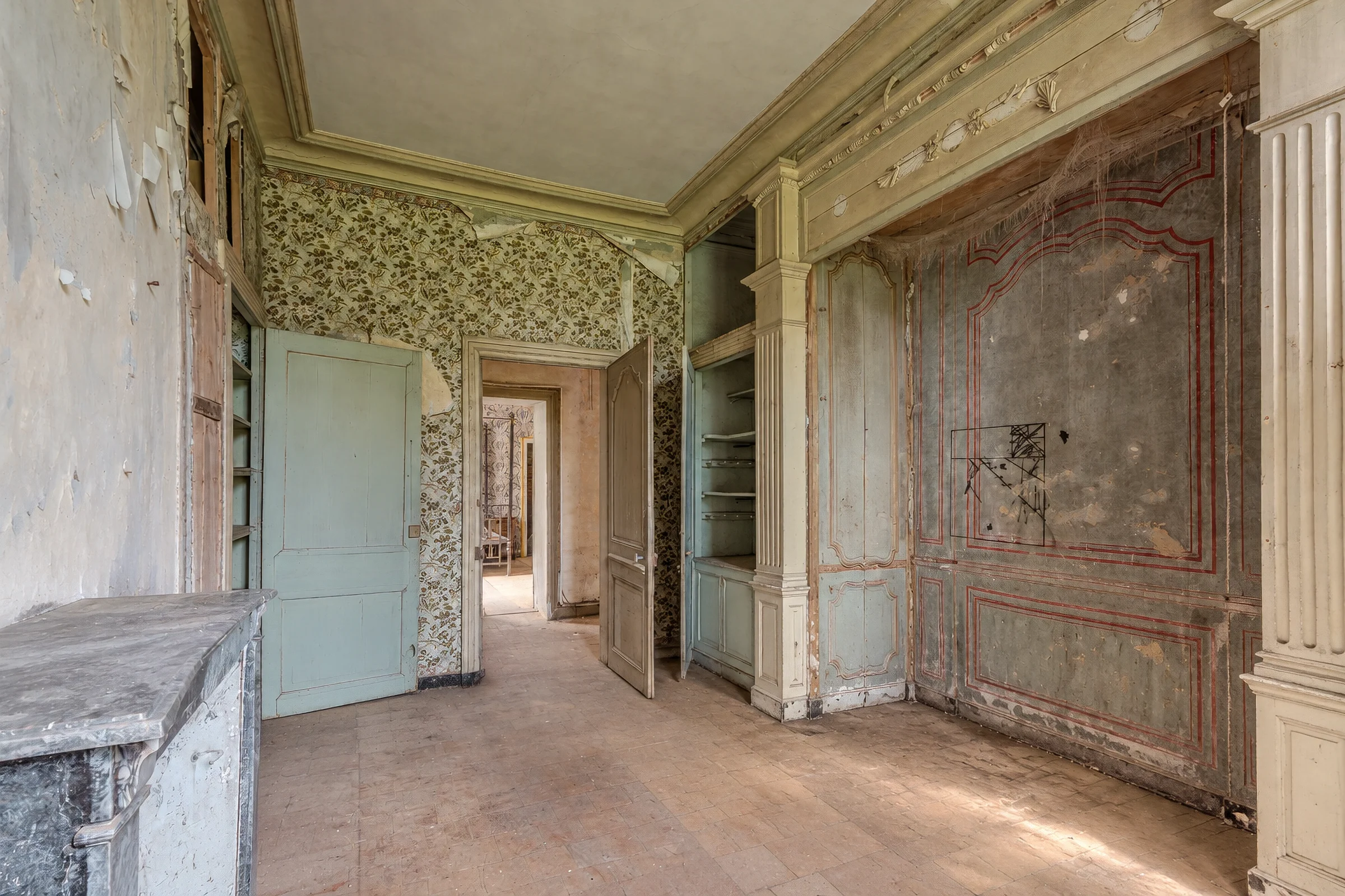 Enfilade de pièces anciennes : boiseries et décor mural d'origine partiellement conservés.
